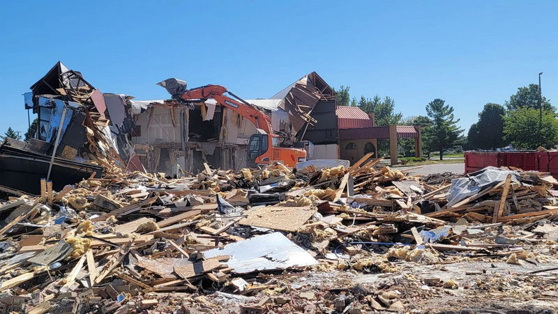 Days Inn & Suites by Wyndham - From Wwmt (newer photo)